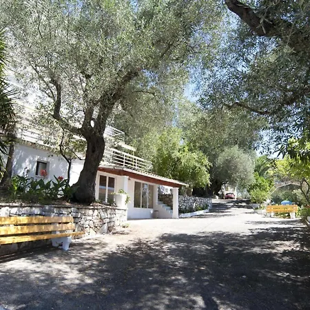 Paradise Ξενοδοχείο *
